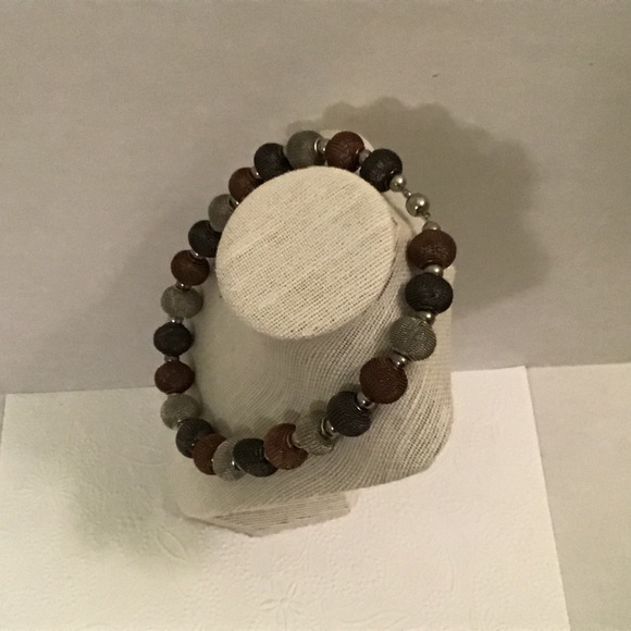 Multi metal light weight collar necklace - Picture 4 of 6